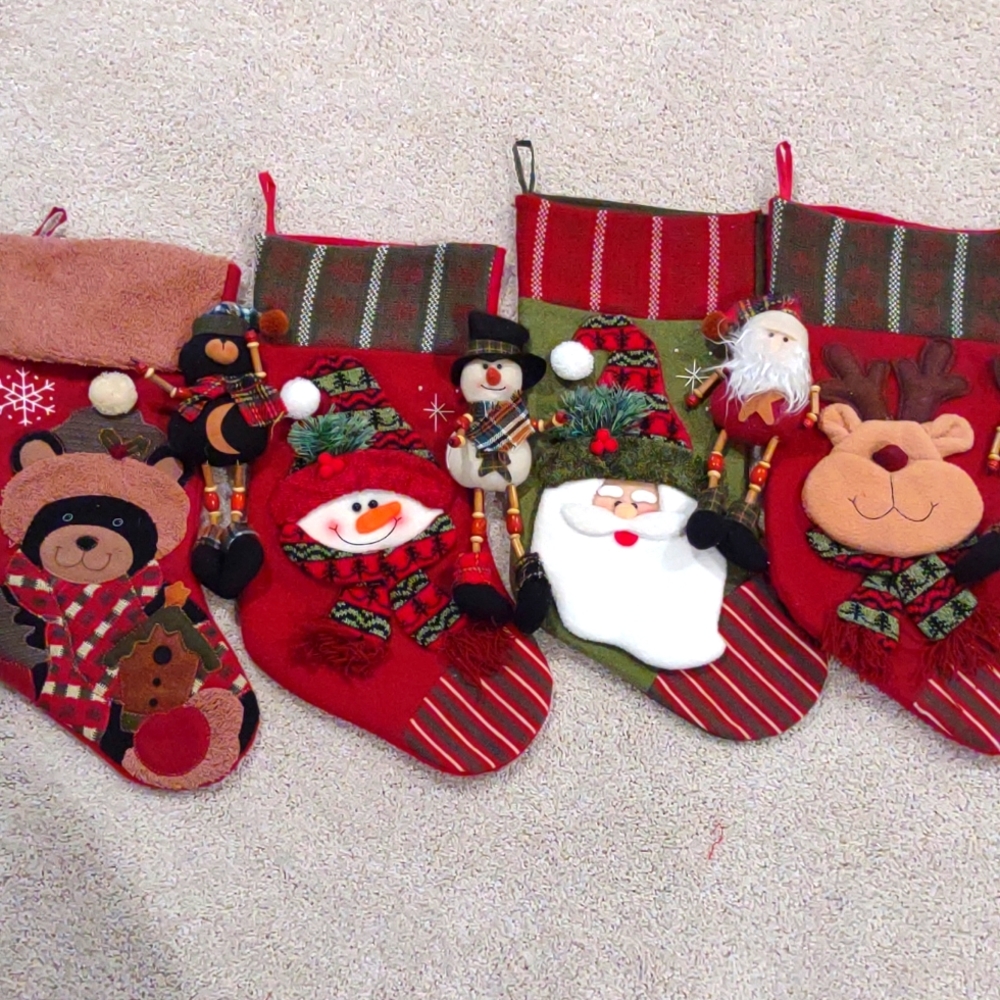 4 stockings and 4 plush or iments